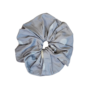 KÆMPE SCRUNCHIE | Grå m. hvidt mønster